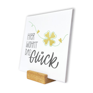 Spruchtafel "Hier wohnt das Glück" 15x15 cm – Feinsteinplatte mit Kleeblatt, inkl. Eichenholzständer & Wandaufhängung