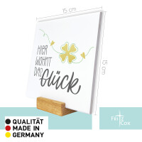 Spruchtafel "Hier wohnt das Glück" 15x15 cm – Feinsteinplatte mit Kleeblatt, inkl. Eichenholzständer & Wandaufhängung